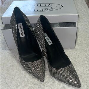 New in Box Steve Madden Glittering Silver Blk/Pewtr Daisie 4.5 “ Heels
